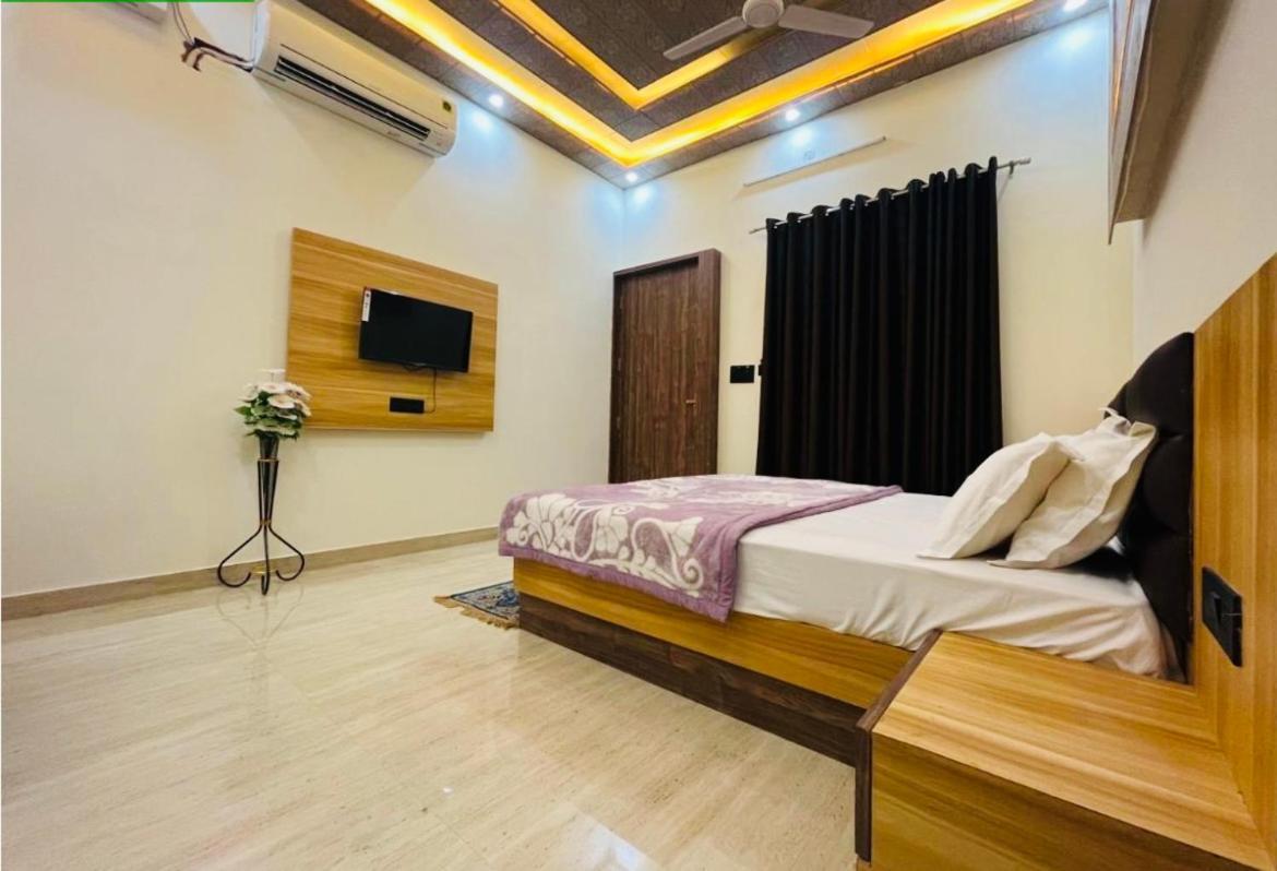 Lotus Palm Retreat - Full Villa Ujjain Bagian luar foto