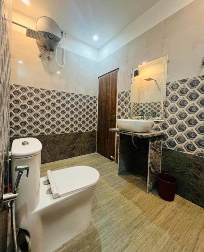 Lotus Palm Retreat - Full Villa Ujjain Bagian luar foto