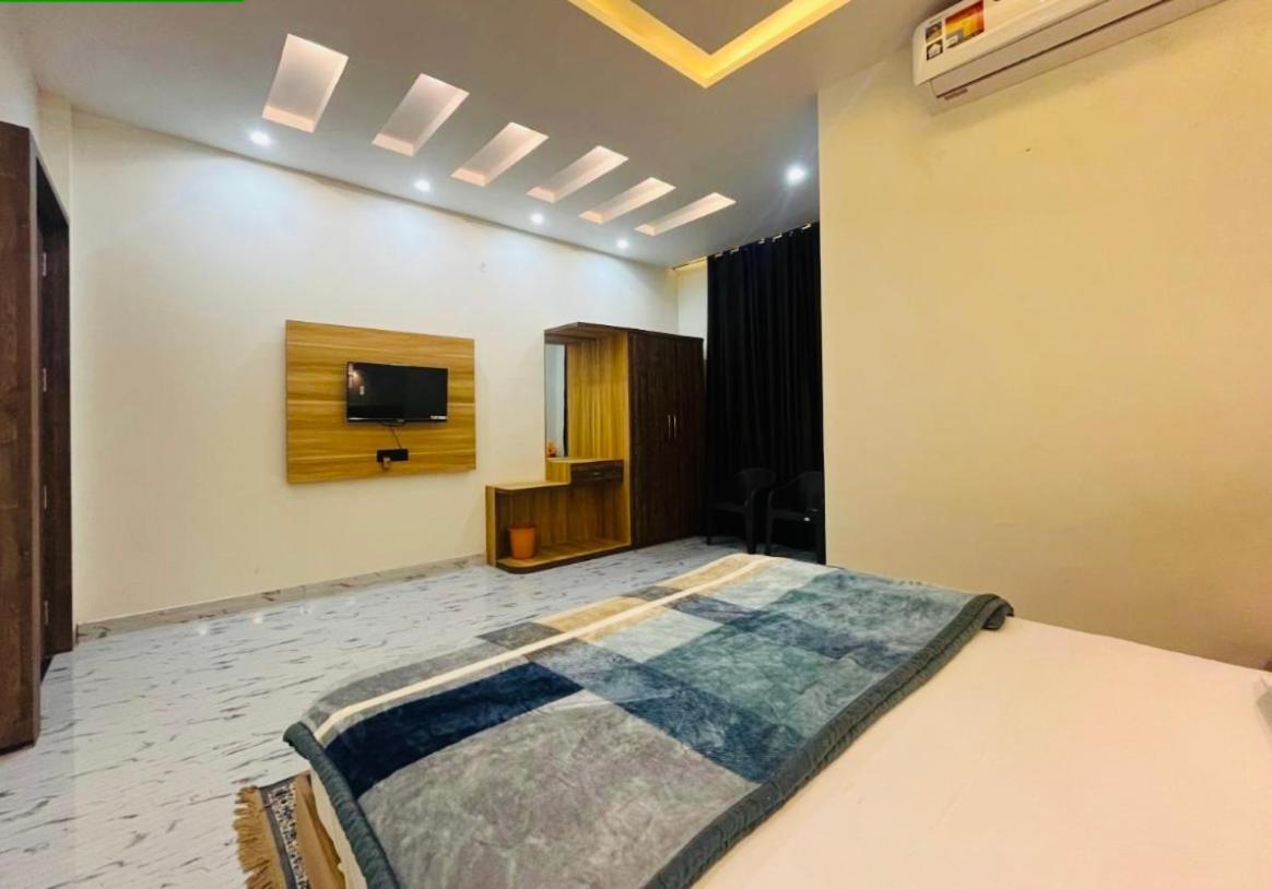 Lotus Palm Retreat - Full Villa Ujjain Bagian luar foto